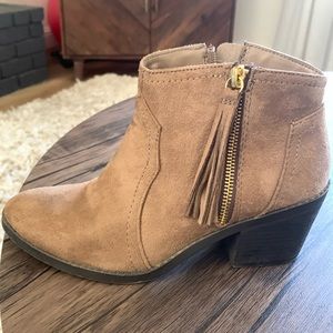 2” heeled casual bootie. Suede like with a tasseled zipper.